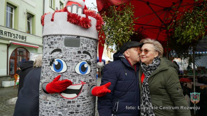 wieża-maskotka i dwoje lubanian pod jemiołą